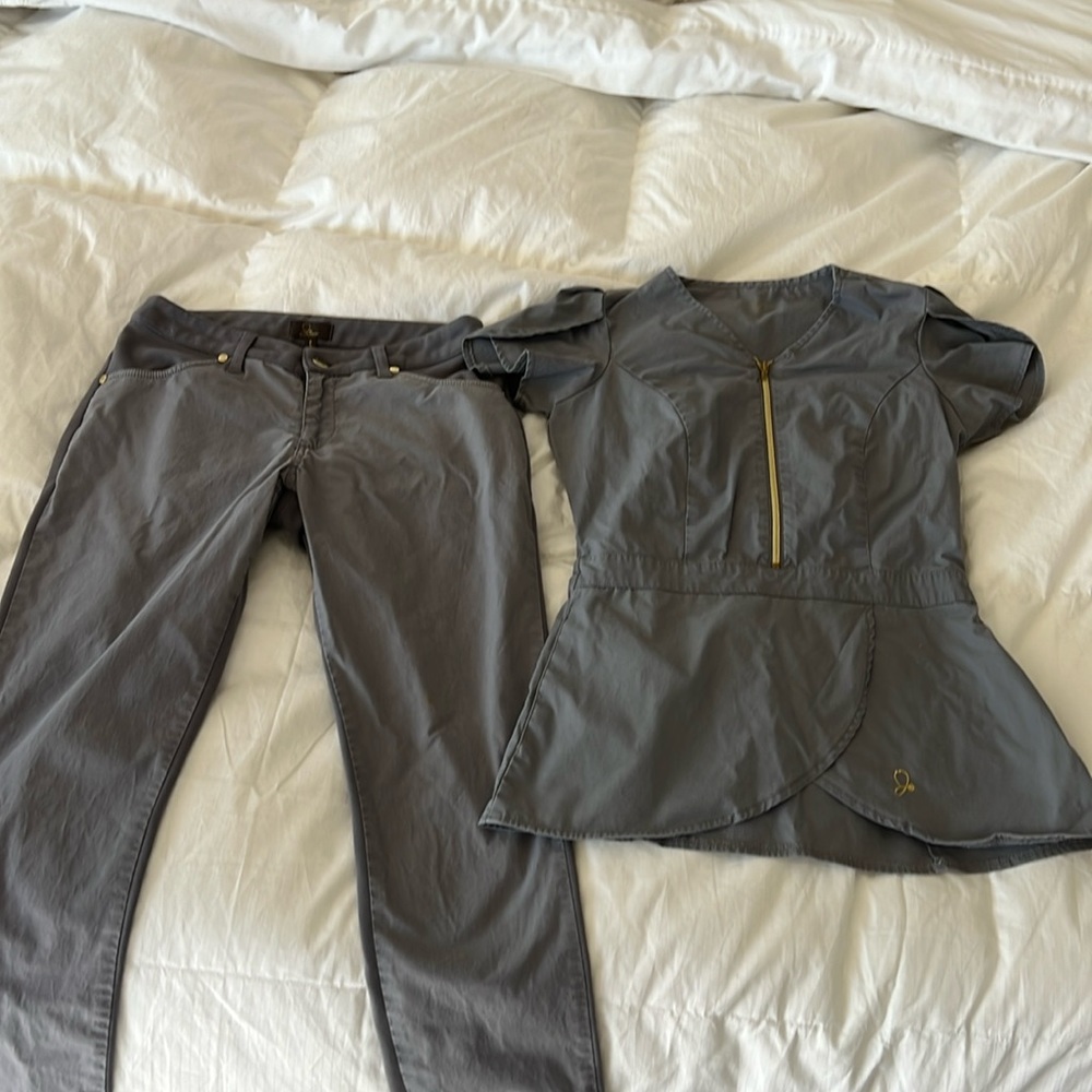 Jaanuu scrub set